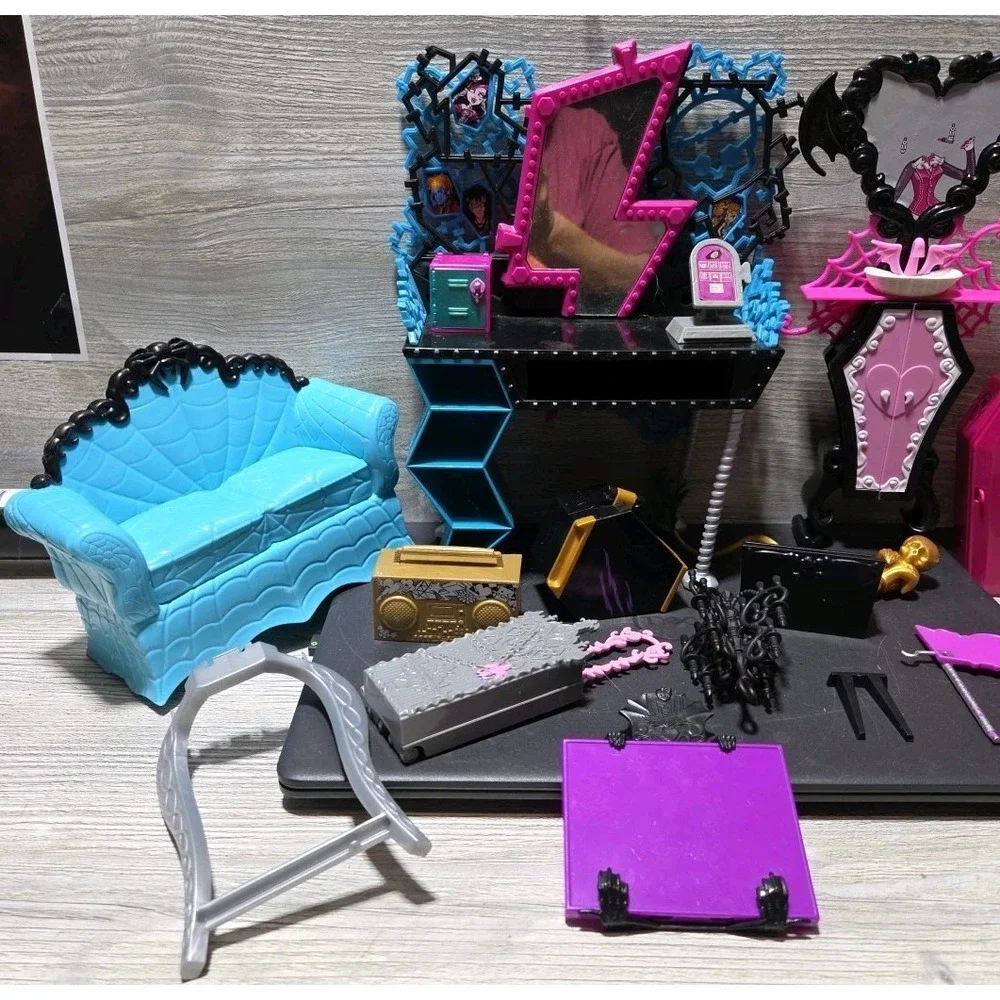 monster high furniture lot with accessories E Shelf
